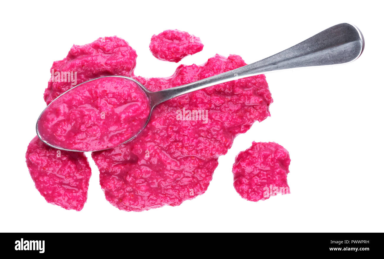 Red Meerrettich Sauce mit beetwith Löffel auf weißem Hintergrund Stockfoto