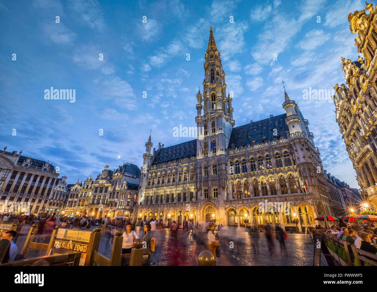 Grand Place in Brüssel bei Nacht, Rathaus vor Stockfoto