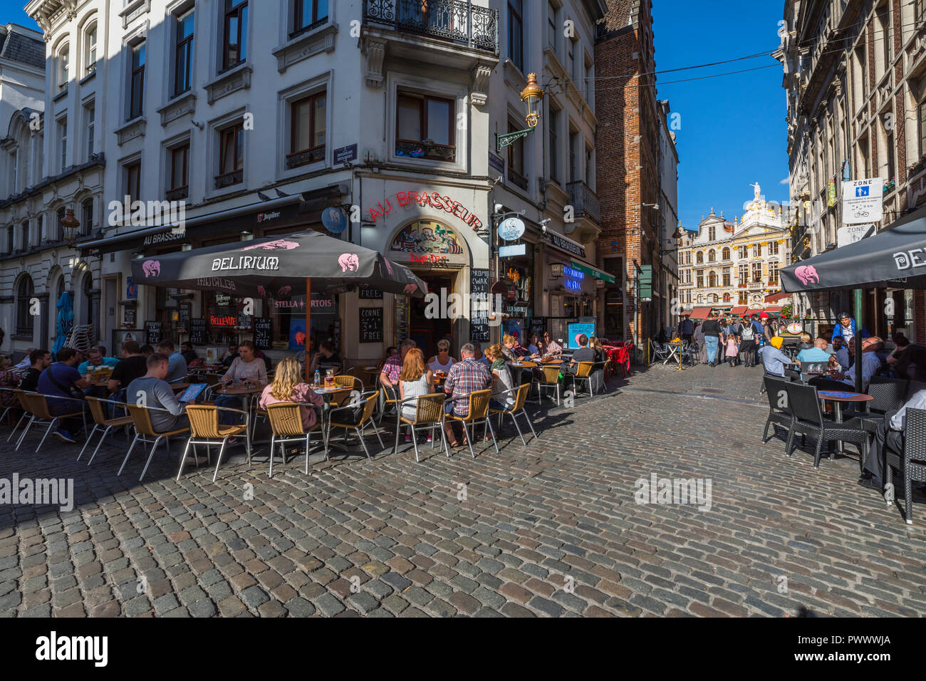 Bruxelles alten Straßen mit Bar und Restaurants an einem sonnigen Tag Stockfoto