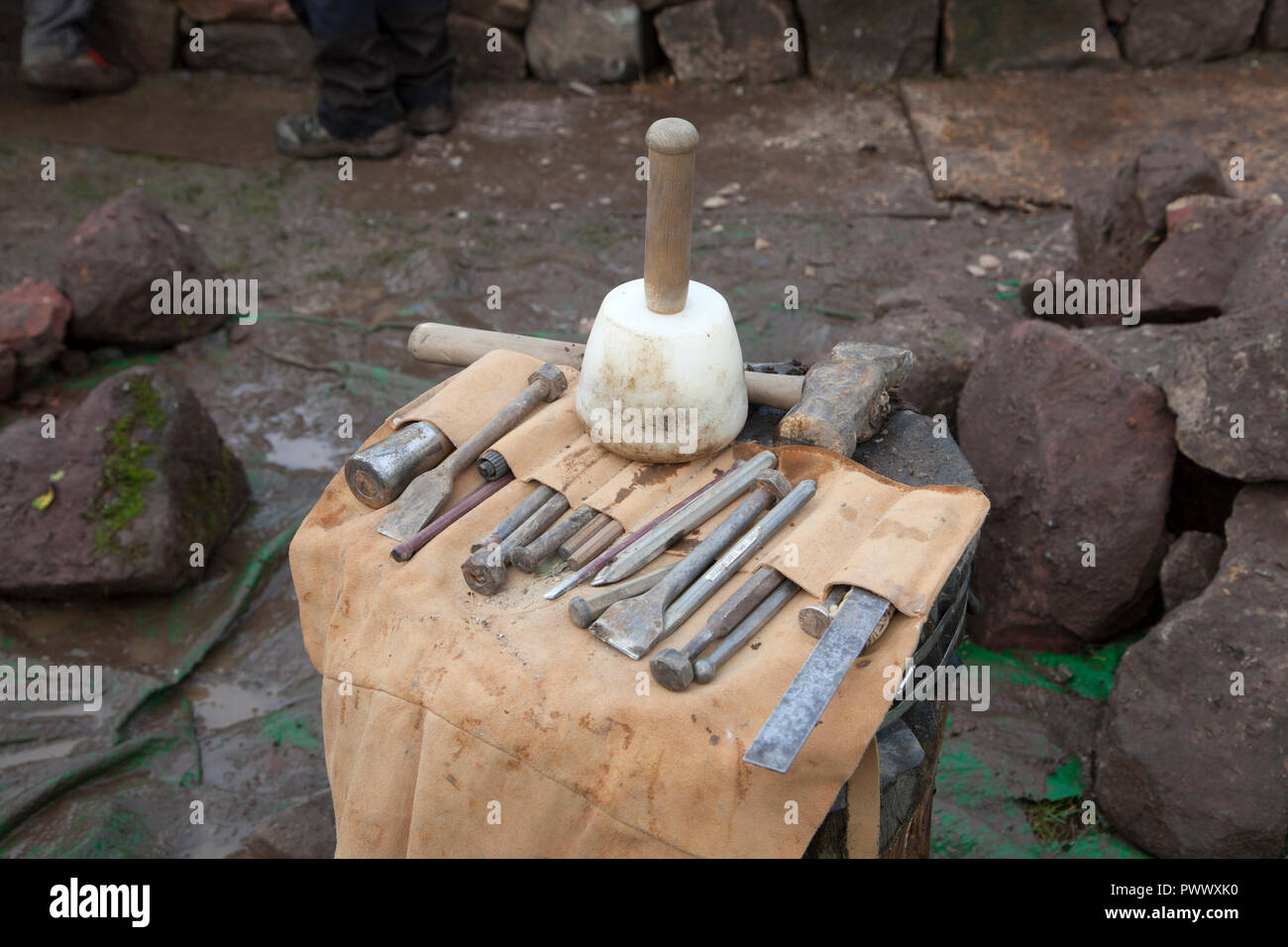 Steinbearbeitung Werkzeuge einschließlich, Hammer, Hammer, Meißel in einer  Tragetasche Stockfotografie - Alamy