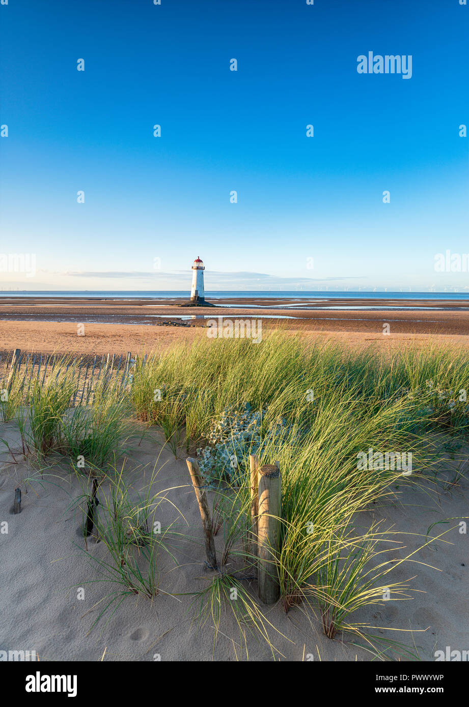 Blauer Himmel über der Ayr Leuchtturm am Talacre in Nord Wales Stockfoto