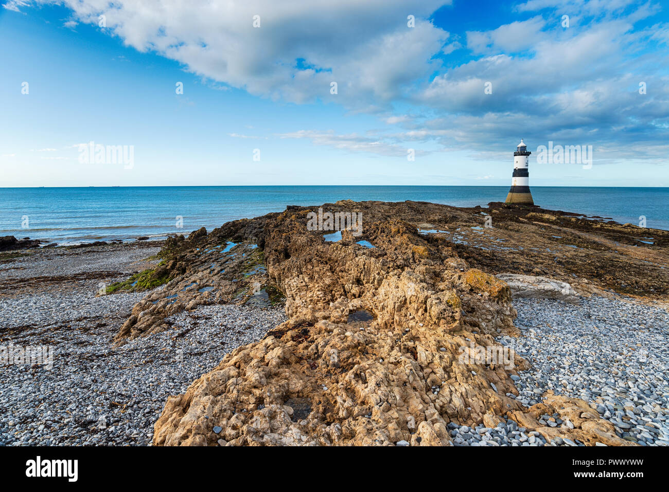 Der Leuchtturm am Penmon Punkt auf Anglesey in Wales Stockfoto
