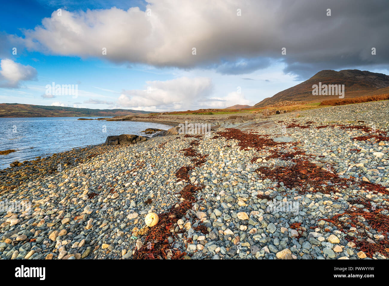 Atemberaubende Küste bei Dhiseig auf der Isle of Mull in Schottland mit Ben mehr im Hintergrund Stockfoto