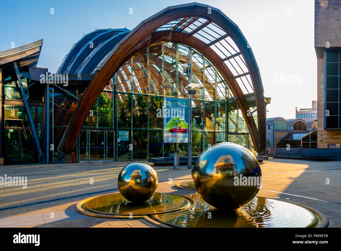 Sheffield, Großbritannien - 31 August 2018: Sheffield Wintergarten urban Gewächshaus Holz (Brettschichtholz) Bögen Architektur Details Stockfoto