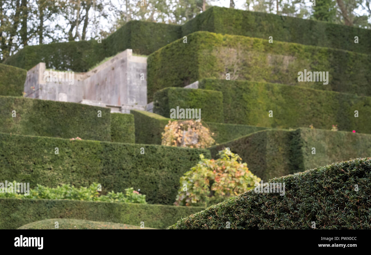 Port Lympne, Ashford, Kent, Großbritannien. Blick auf den Garten mit schönen, gepflegten, Hecken, bei Port Lympne Hotel. Stockfoto