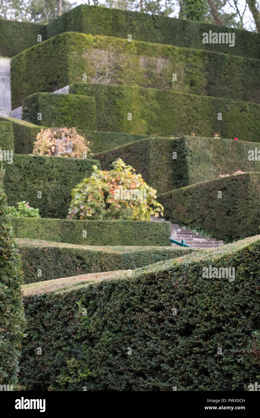 Port Lympne, Ashford, Kent, Großbritannien. Blick auf den Garten mit schönen, gepflegten, Hecken, bei Port Lympne Hotel. Stockfoto