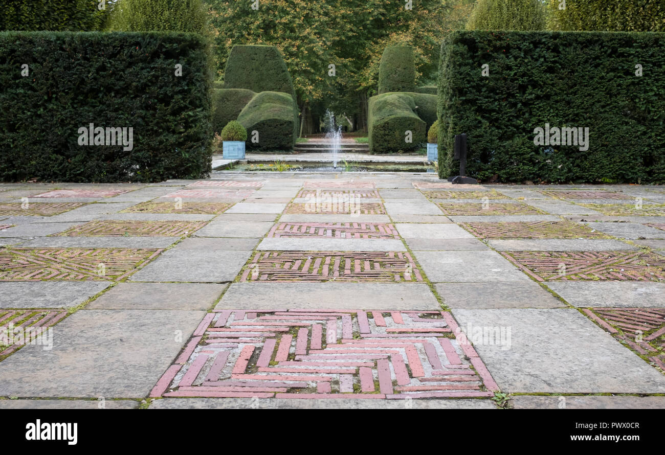 Port Lympne, Ashford, Kent, Großbritannien. Blick auf den Garten mit schönen, gepflegten, Hecken, bei Port Lympne Hotel. Stockfoto