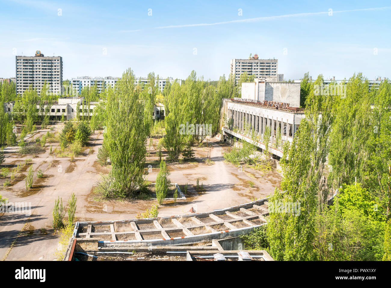 Hohe Betrachtungswinkel von einem verlassenen Hotel mit Blick über die Stadt Pripyat in Tschernobyl, Ukraine. Stockfoto