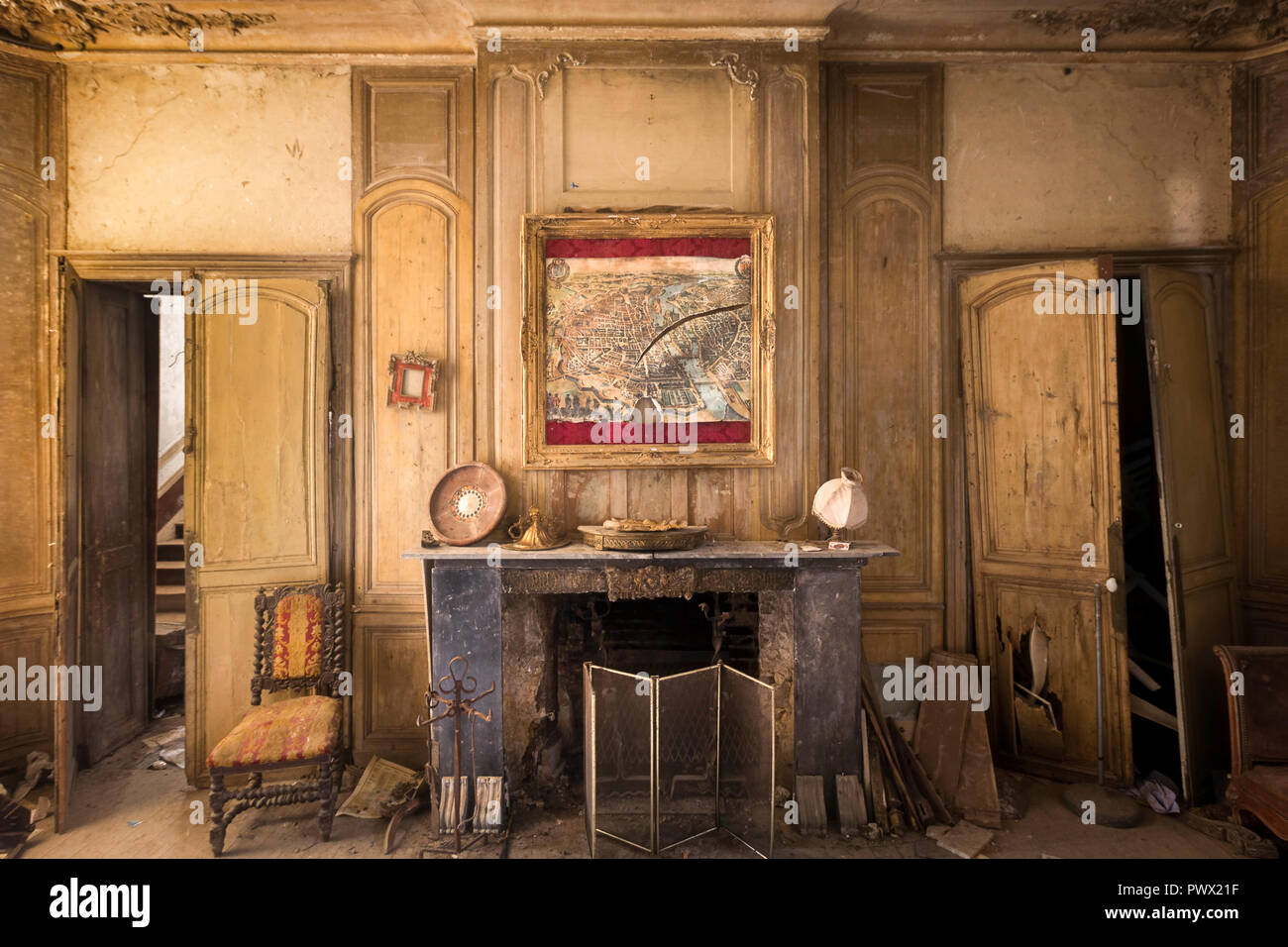 Innenansicht eines Wohnzimmer in ein verlassenes Haus in Belgien. Stockfoto