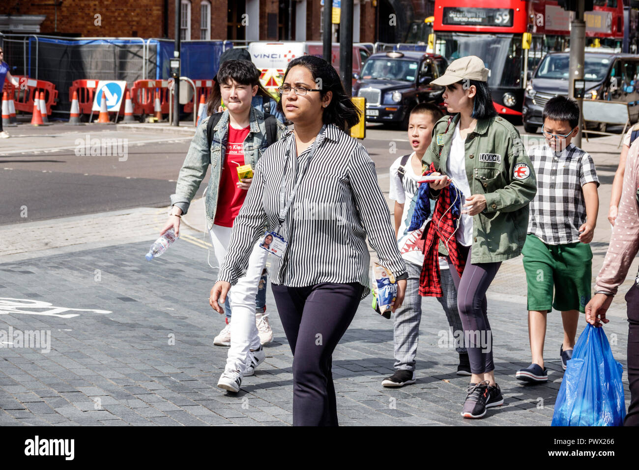 London England, Großbritannien, Großbritannien Großbritannien, Lambeth South Bank, Fußgängerüberführung, Asiaten, ethnische Einwanderer Minderheit, Erwachsene Stockfoto