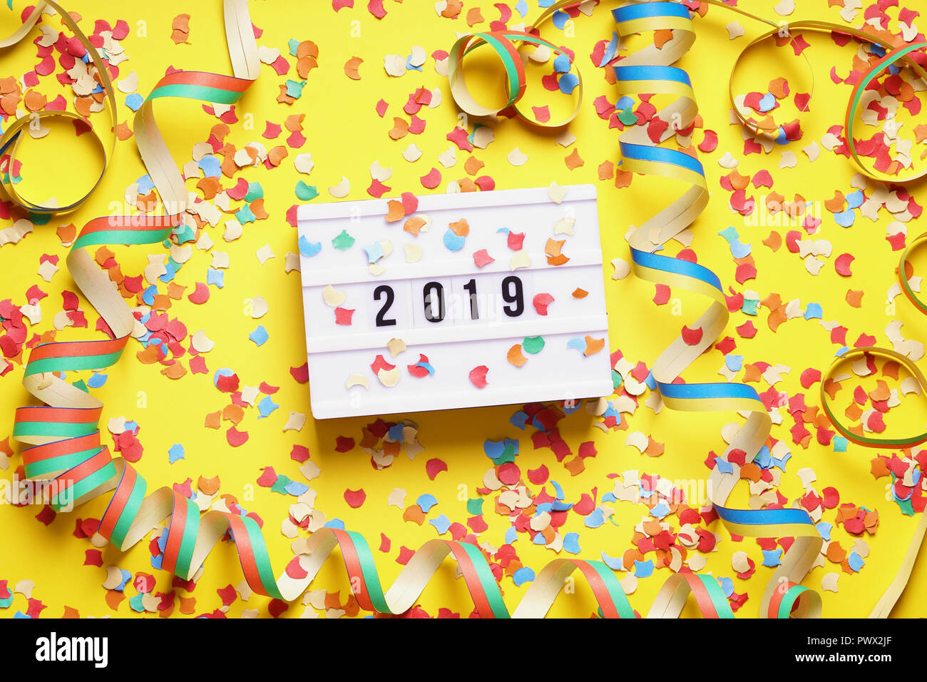 2019 Neues Jahr Feier flach Konzept mit Konfetti und Luftschlangen Stockfoto