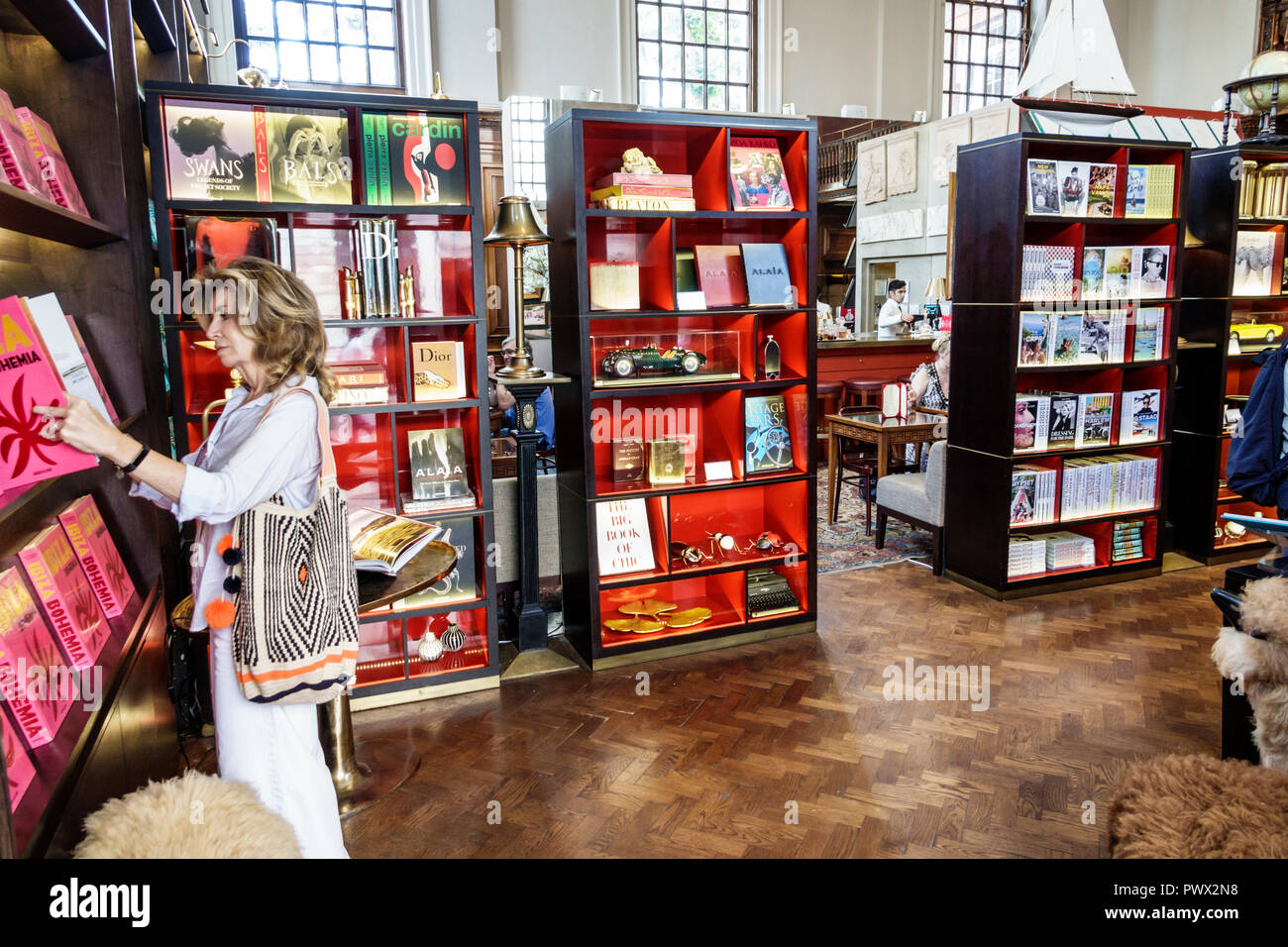 London England, UK Piccadilly, Maison Assouline, Buchverlag, Ausstellungsverkauf Frau weiblich aussehende Shopping Shopper Shop Verkauf Einzelhandelsgeschäft Stockfoto