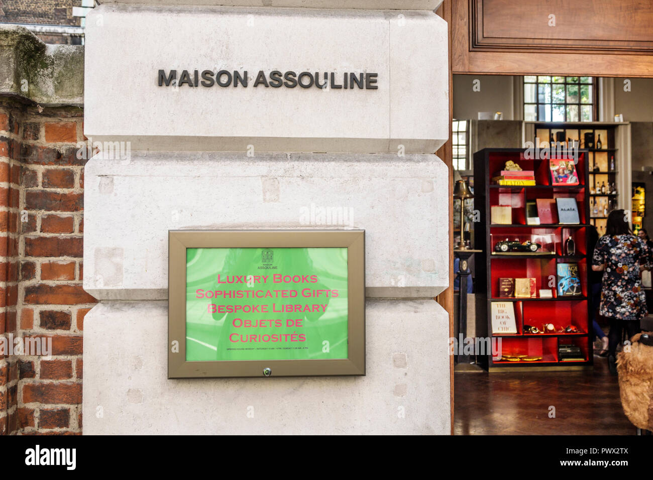 London England, Großbritannien, West End St James's, Piccadilly, Maison Assouline, Luxus-Couchtisch-Buchverlag, Buchhandlung, Lifestyle-Marke, Boutique, Exterieur, UK GB Stockfoto