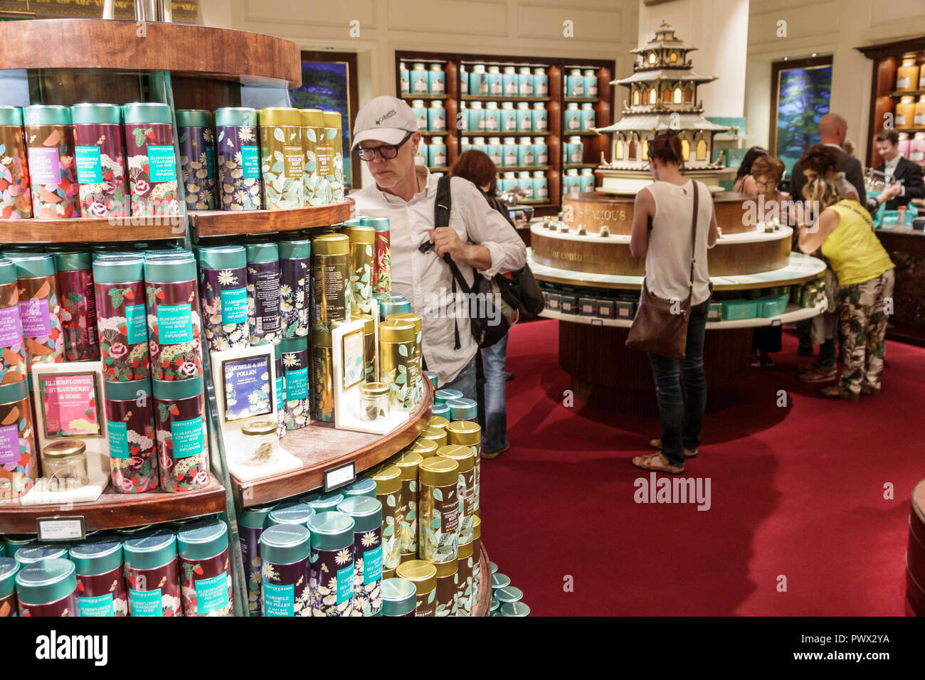 London England, Großbritannien, West End St James's, Piccadilly, Fortnum & Mason, Shopping Shopper Shopper Shopper Shops Market Markets Marketplace Buying Selling, Retail Stockfoto London England, Großbritannien, West End St James's, Piccadilly, Fortnum & Mason, Shopping Shopper Shopper Shopper Shops Market Markets Marketplace Buying Selling, Retail Stockfoto