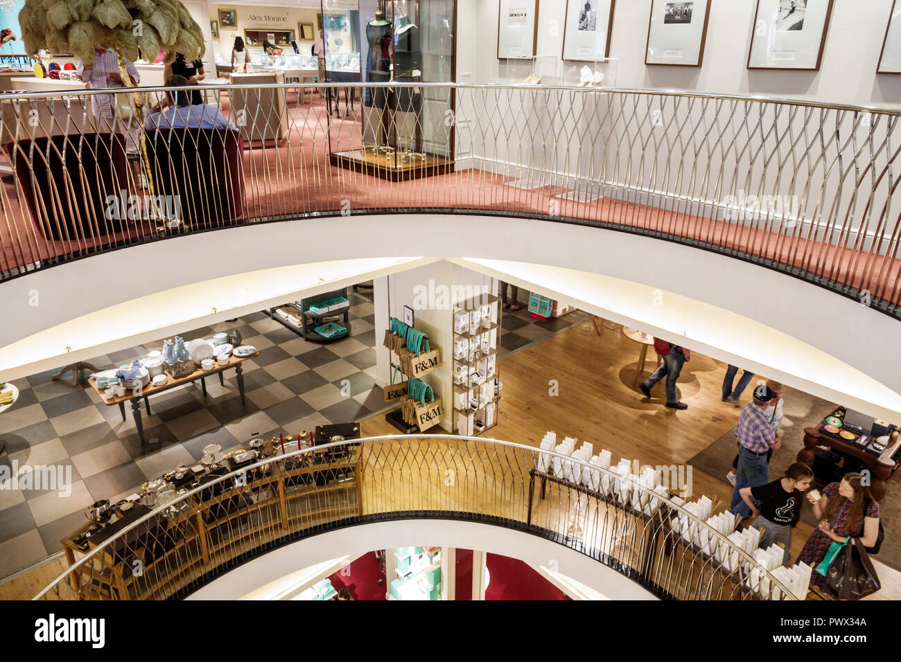 London England, Großbritannien, Großbritannien Großbritannien, West End St James's, Piccadilly, Fortnum & Mason, Shopping Shopper Shopper shoppen shoppen shoppen Geschäfte Marktmärkte markieren Stockfoto London England, Großbritannien, Großbritannien Großbritannien, West End St James's, Piccadilly, Fortnum & Mason, Shopping Shopper Shopper shoppen shoppen shoppen Geschäfte Marktmärkte markieren Stockfoto