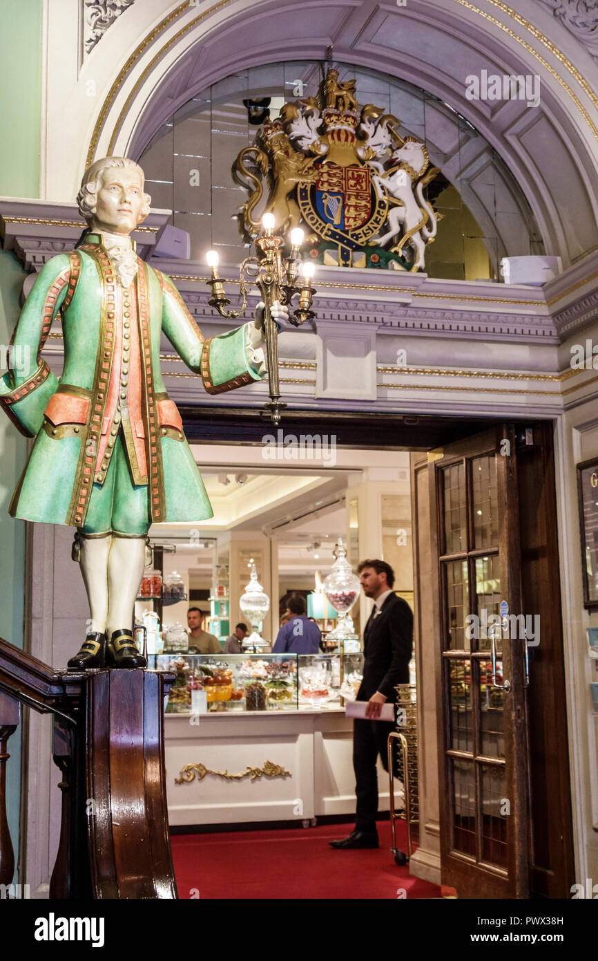London England, Großbritannien, West End St James's, Piccadilly, Fortnum & Mason, Shopping Shopper Shopper Shopper Shops Market Markets Marketplace Buying Selling, Retail Stockfoto London England, Großbritannien, West End St James's, Piccadilly, Fortnum & Mason, Shopping Shopper Shopper Shopper Shops Market Markets Marketplace Buying Selling, Retail Stockfoto