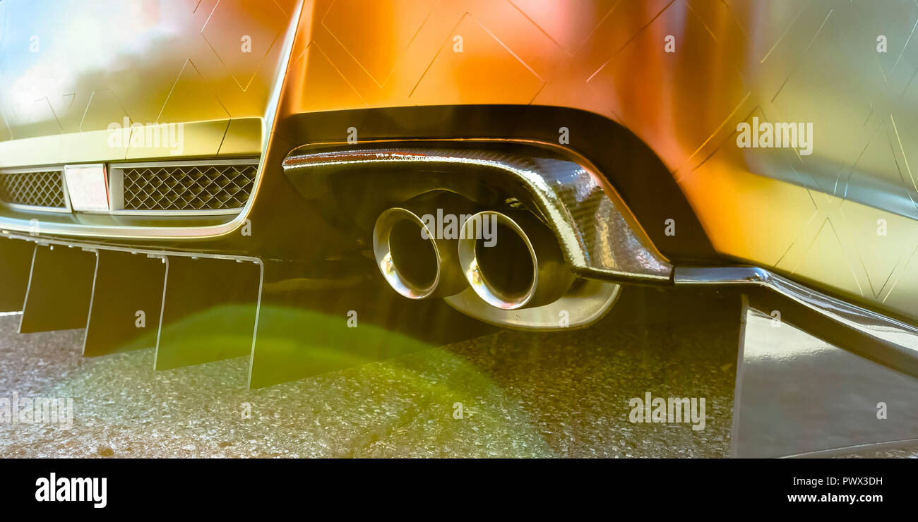Orange Auto mit dual Auspuffrohr und Schwanz spikes Stockfoto