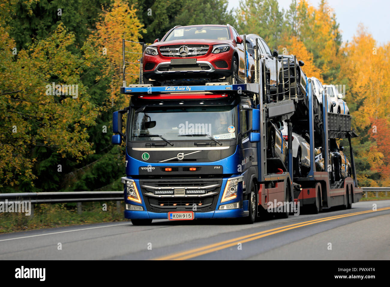 Salo, Finnland - Oktober 13, 2018: Blaue Volvo FM Car Carrier von KaWa Auto Oy Hols neue Mercedes-Benz Fahrzeuge auf der Autobahn am Tag der Herbst in Finnland. Stockfoto