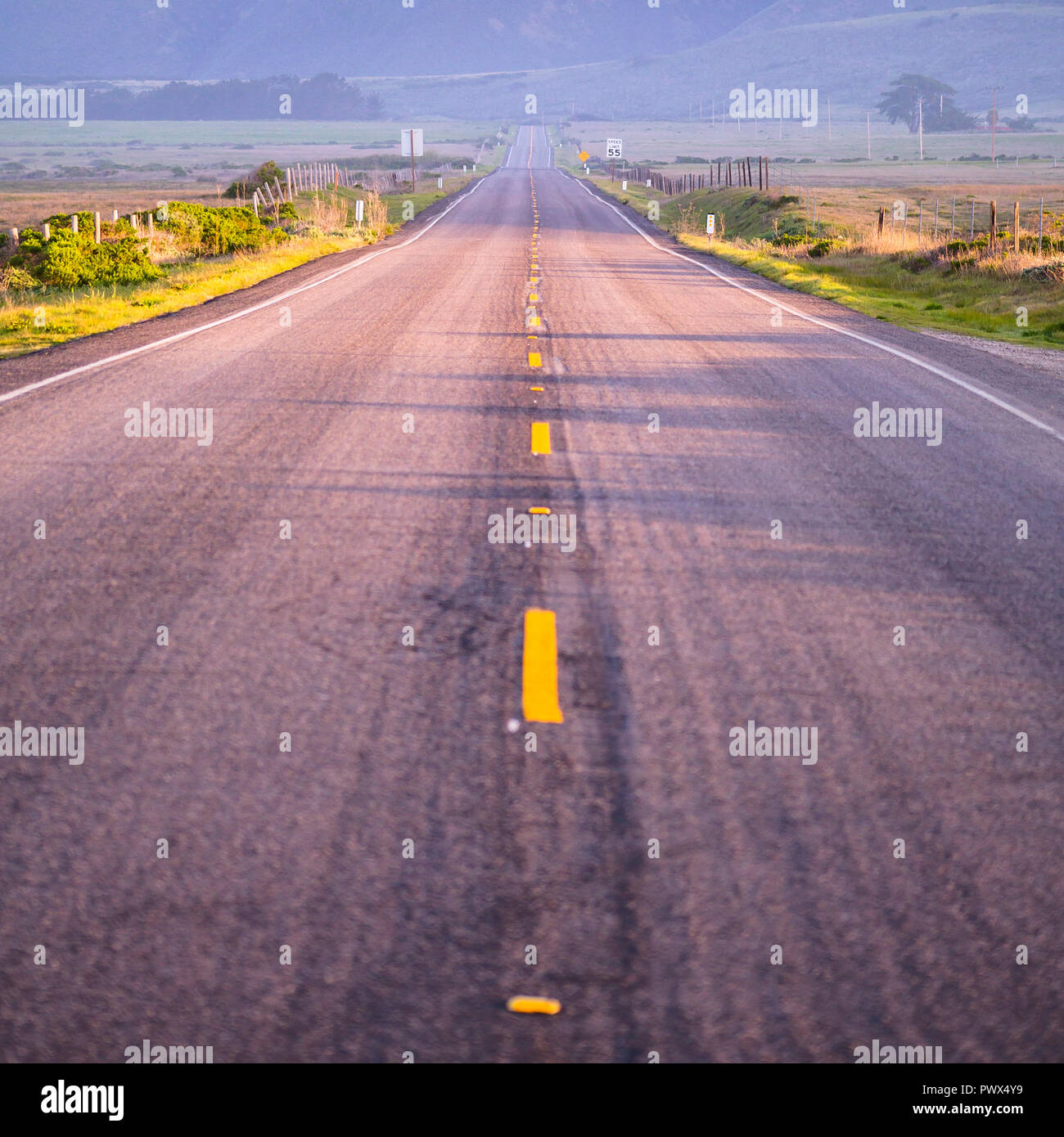 Straße in der Mitte eines riesigen Feld in Kalifornien Stockfoto