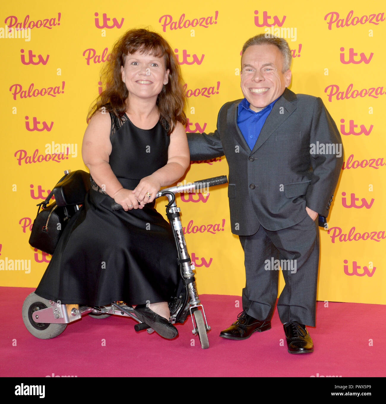 Foto muss Gutgeschrieben © Alpha Presse 078237 16/10/2018 Warwick Davis und Frau Samantha ITV Palooza in der Royal Festival Hall London Stockfoto