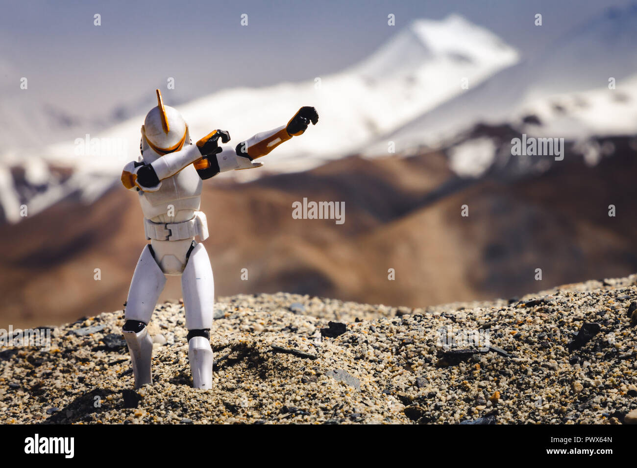 Star Wars Clone Trooper die dab am Pangong See in Leh, Indien mit der himalayans Bergkette im Hintergrund. Stockfoto