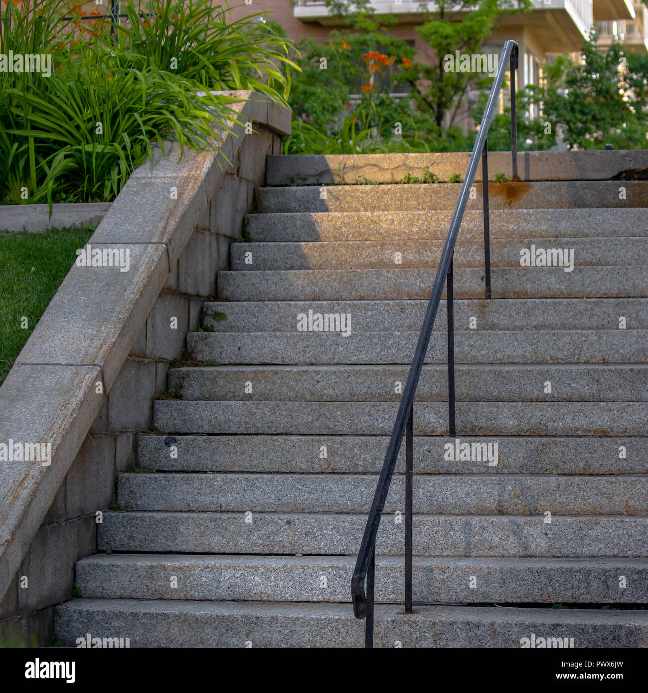 Treppen, Geländer mit Pflanzen auf der Seite unterteilt Stockfotografie -  Alamy