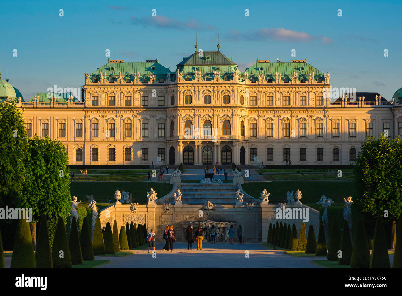 Belvedere Wien, Panoramablick an einem Sommerabend, an dem Menschen in den Gärten des Schlosses Belvedere - Schloss Belvedere - Wien, Österreich, spazieren gehen. Stockfoto