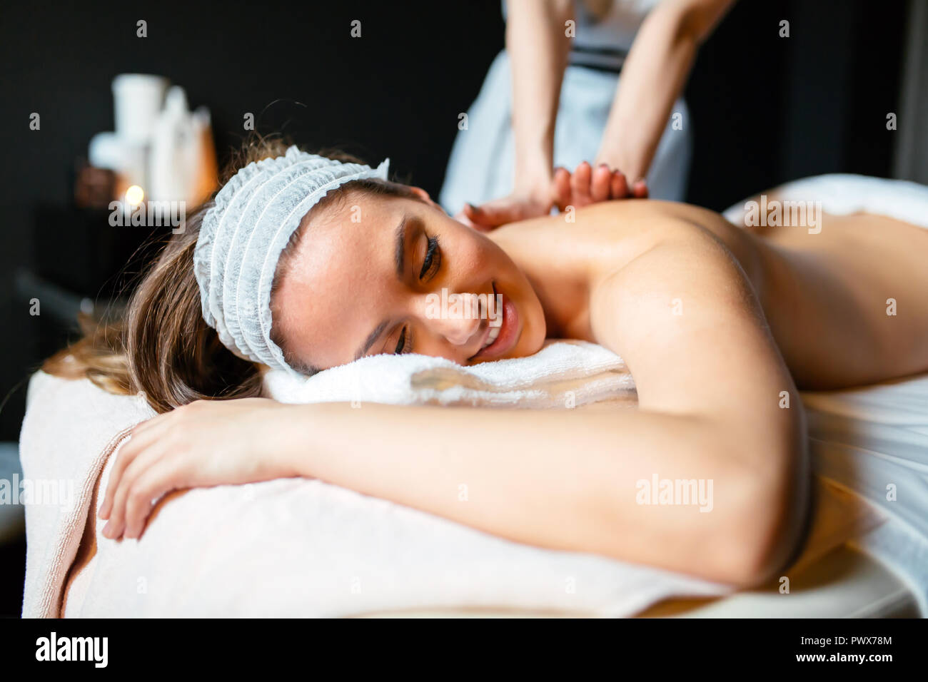 Schöne, junge und hübsche Frau mit Massage Stockfoto