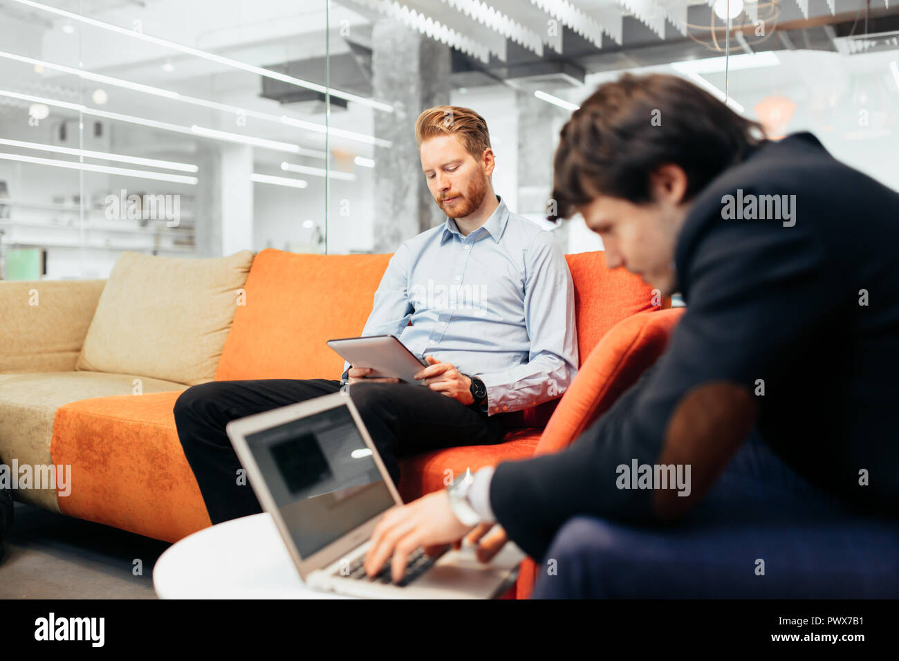 Kollegen sprechen während der Pause Stockfoto