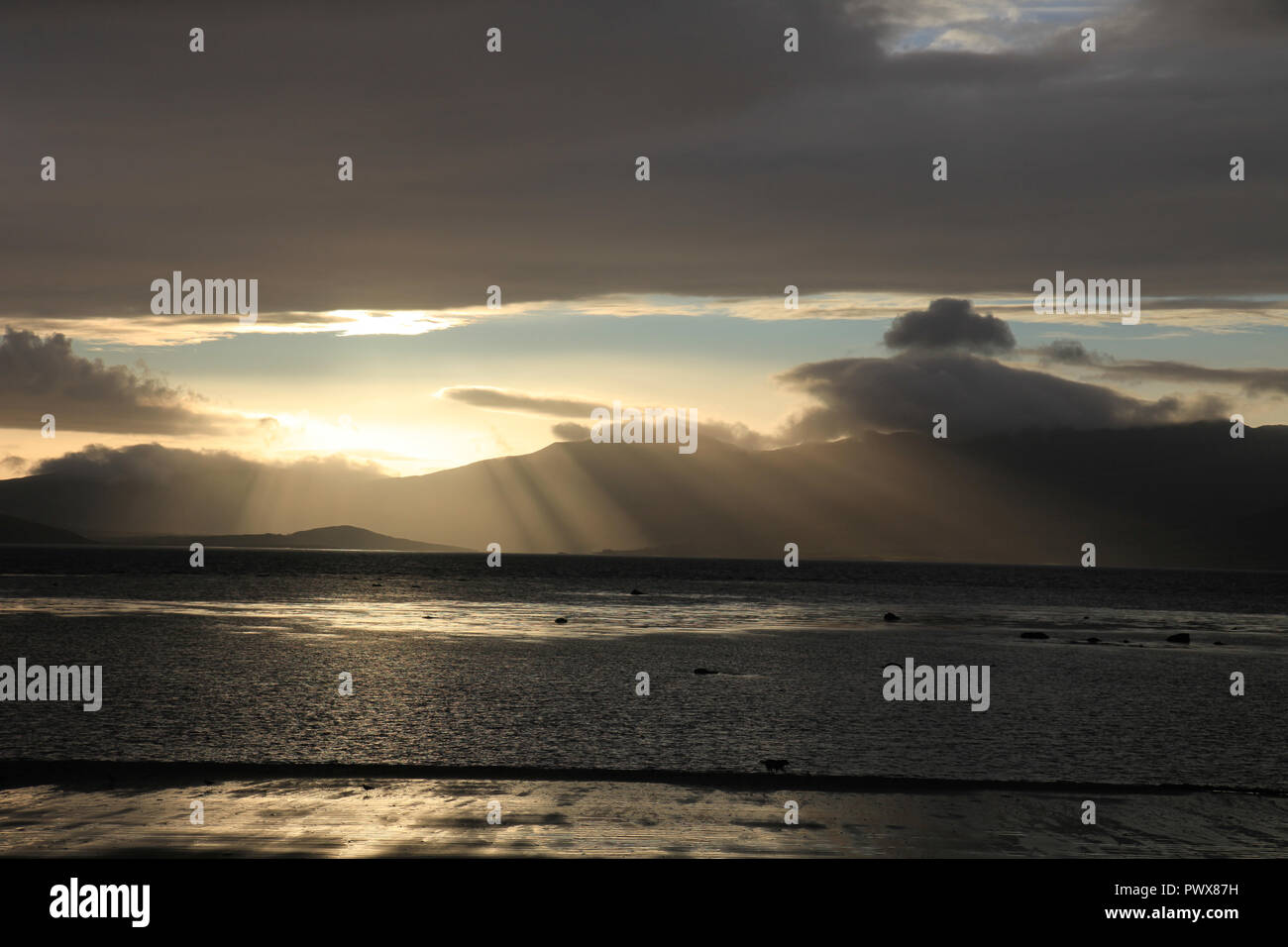 Wellen von Licht Stimmung Abendhimmel wilden Atlantik, County Kerry, Irland Stockfoto