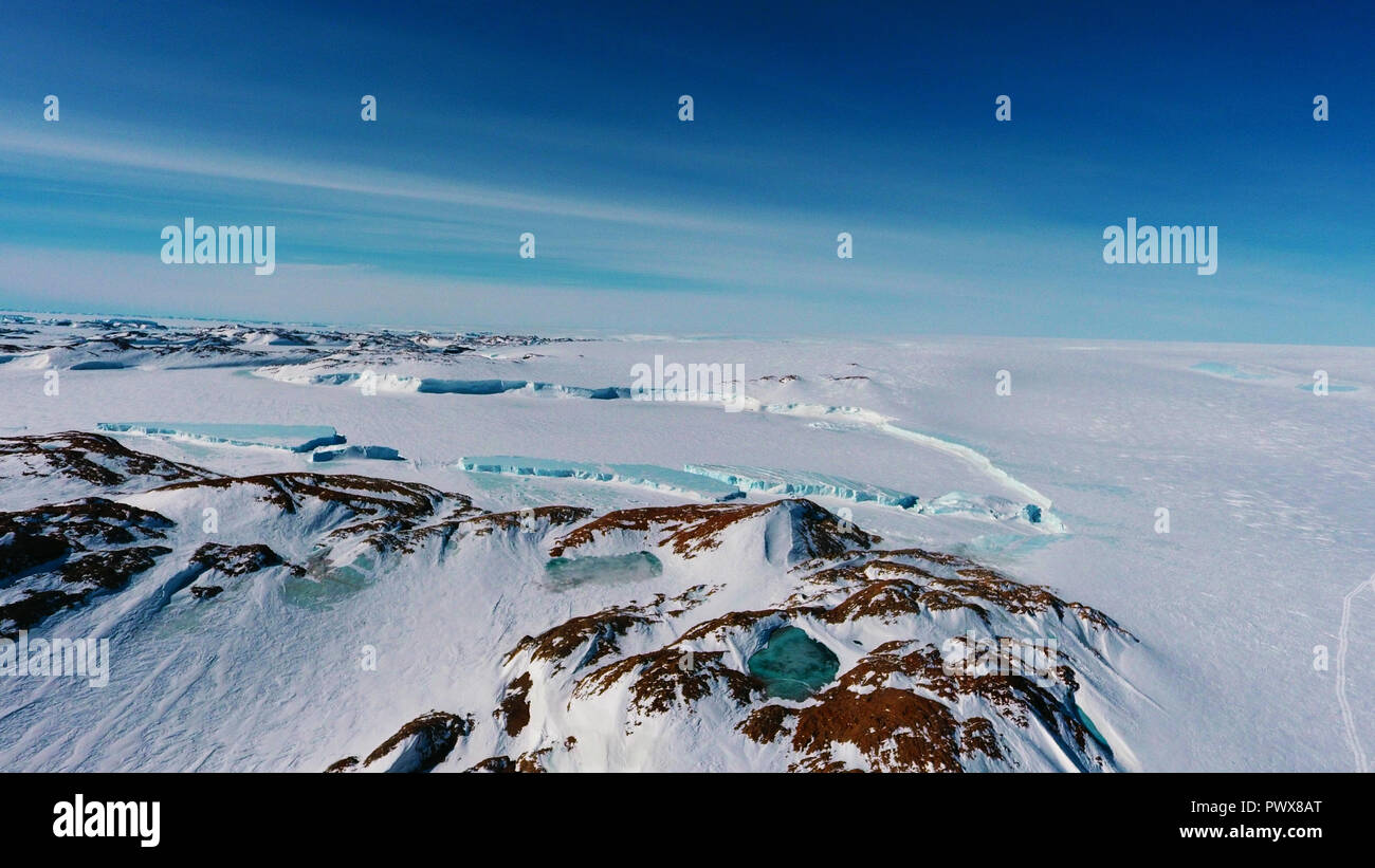 Panorama auf das Meer und die Eisberge und Eis auf dem Wasser vor ihm, das Terrain und die Landschaft der Antarktis, Tag, Sonnenuntergang. Stockfoto