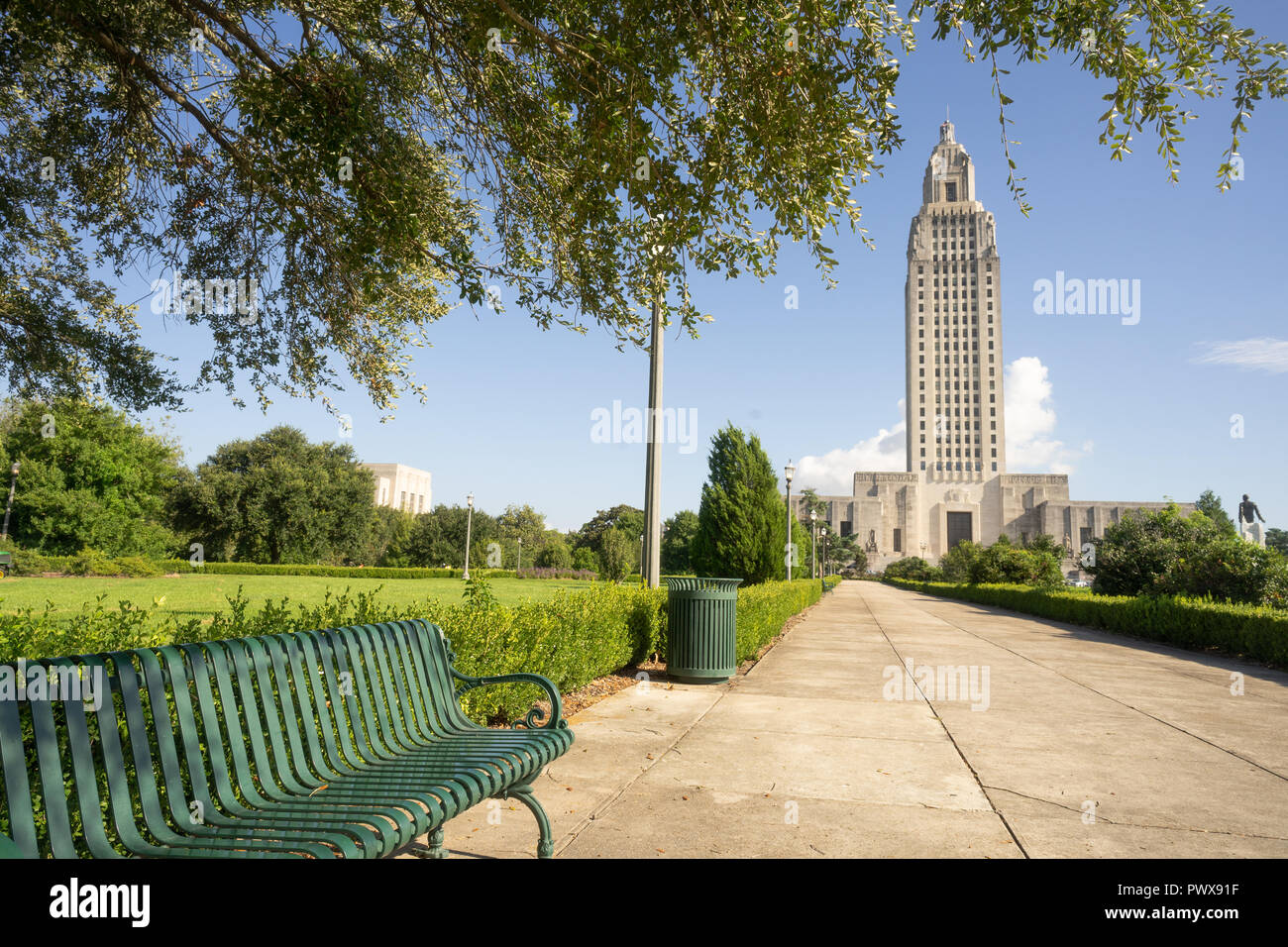 Eine horizontale Zusammensetzung des vorderen Eingangsbereich an der Landeshauptstadt Gebäude Baton-Rouge Louisiana Stockfoto