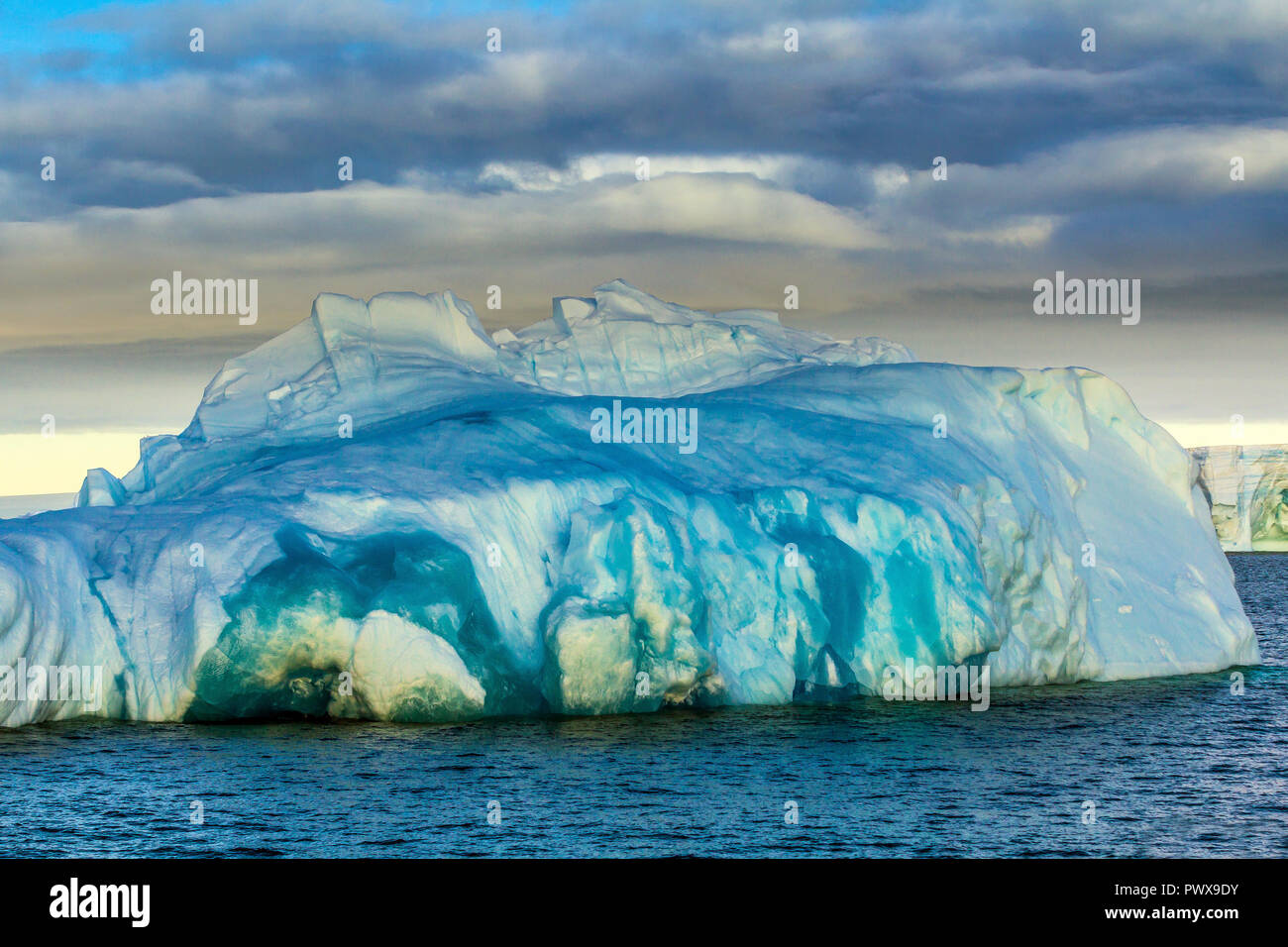 Eisberg schwimmt auf dem offenen Wasser. Sehen sie die Unterwasserwelt und die Eisschollen in der Nähe von Es. Antarktis. Stockfoto