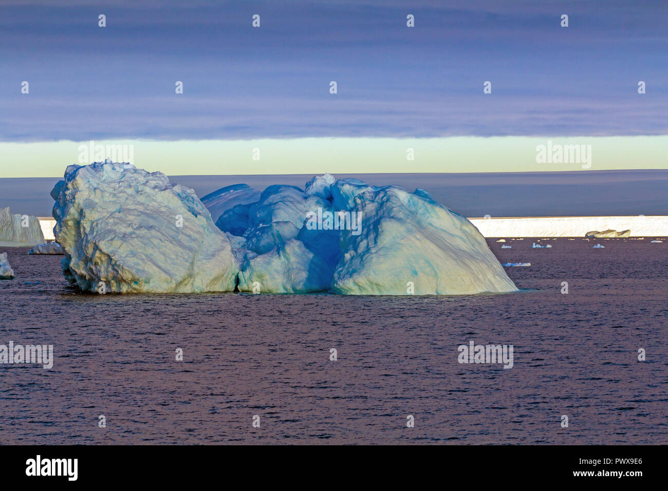 Eisberg schwimmt auf dem offenen Wasser. Sehen sie die Unterwasserwelt und die Eisschollen in der Nähe von Es. Antarktis. Stockfoto