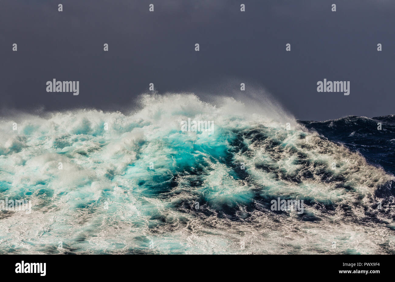 Den südlichen Polarkreis. Atlantik. Sturm. Große Wellen mit starken Windböen. Stockfoto