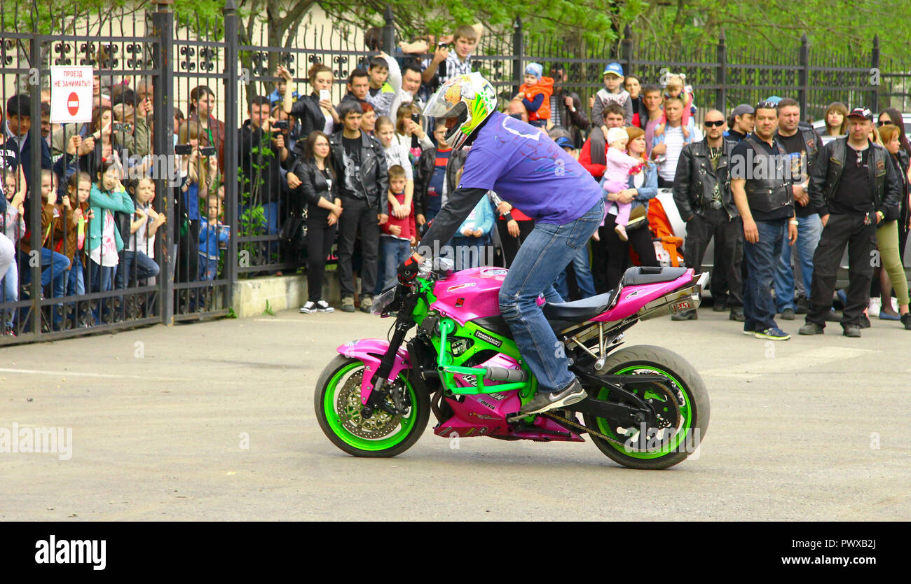 Moto free style Pilot stunting auf dem Platz - Pyatigorsk, Russland, Eröffnung der Moto Saison 2015 am 1. Mai 2015 Stockfoto