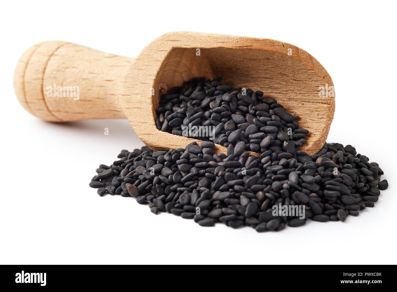 Schwarze Sesamsamen in Holz- Schaufel auf weißem Hintergrund Stockfoto