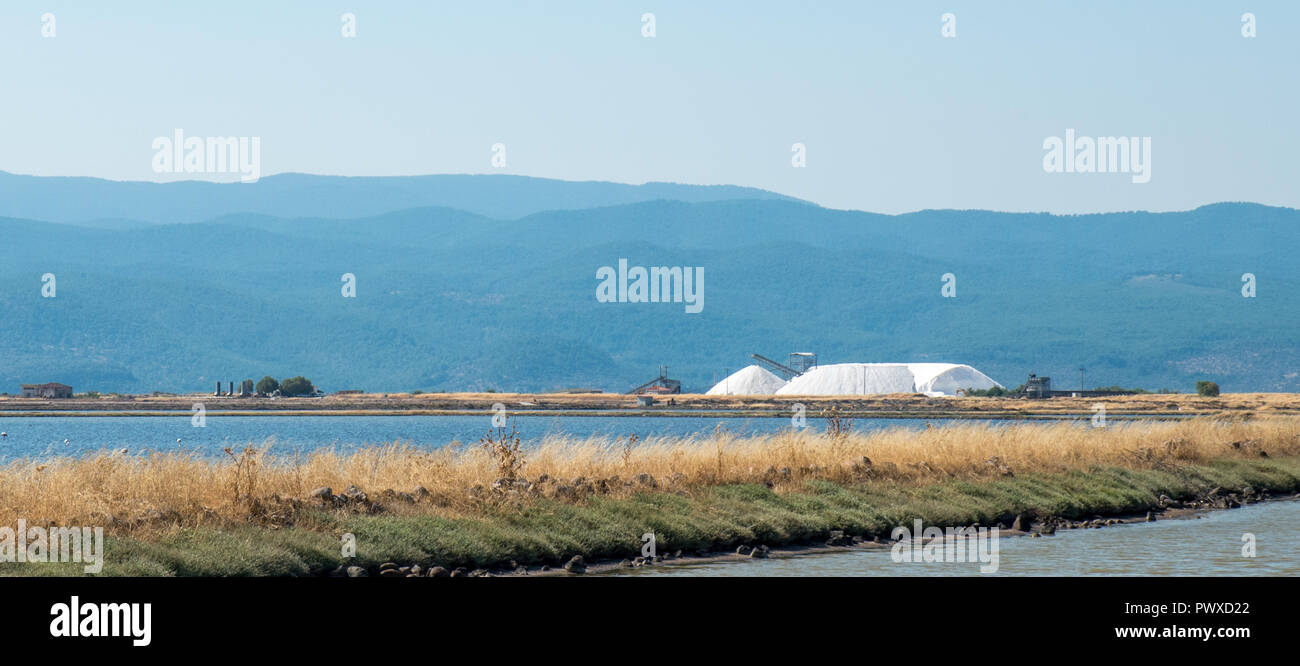 Berge von Salz geerntet auf dem Salz in der Bucht von Kaloni Stockfoto