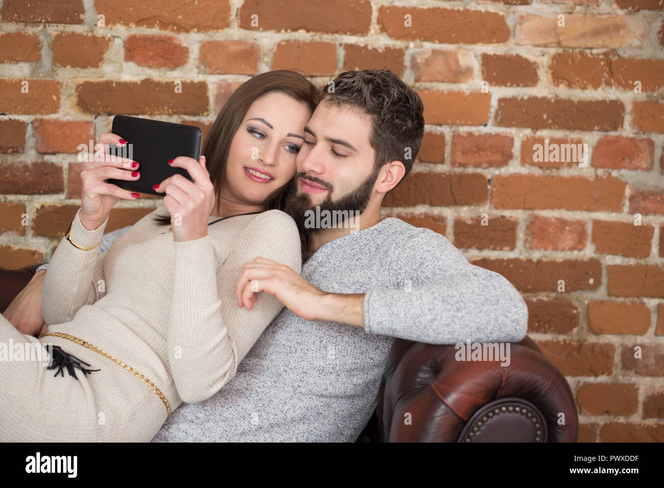 Glückliches junges paar Surfen online auf Tablet-PC zu Hause, Christmas shopping online Stockfoto