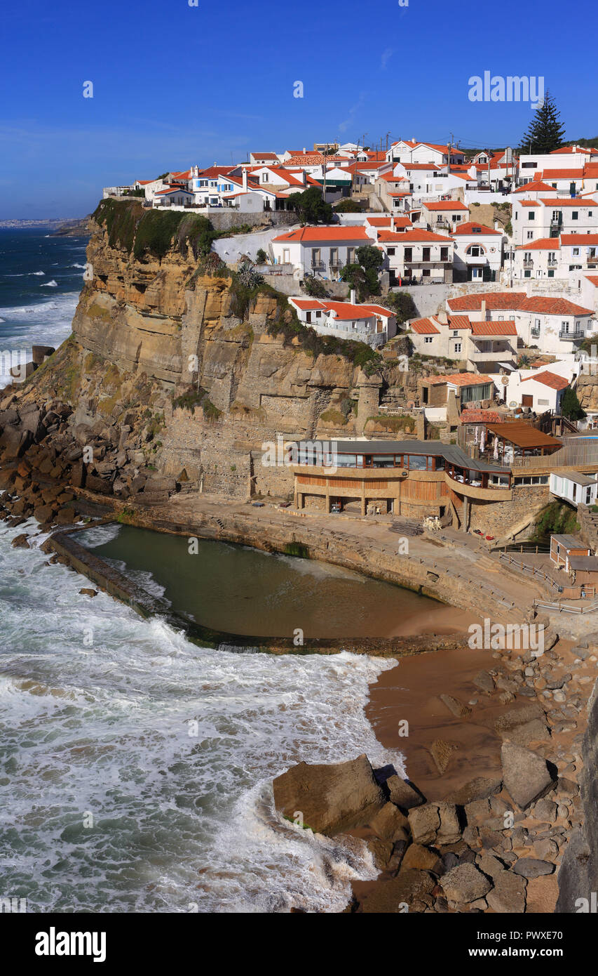 Portugal Azenhas do Mar, Colares, Sintra, nahe bei Lissabon. Dorf, gebaut auf einer Klippe mit Blick auf den Atlantik und den Strand. Stockfoto