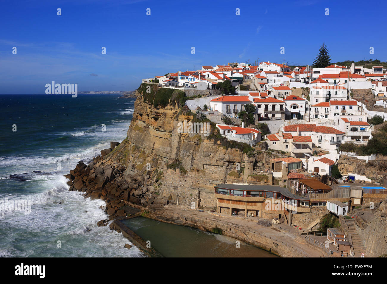 Portugal Azenhas do Mar, Colares, Sintra, nahe bei Lissabon. Dorf, gebaut auf einer Klippe mit Blick auf den Atlantik und den Strand. Stockfoto