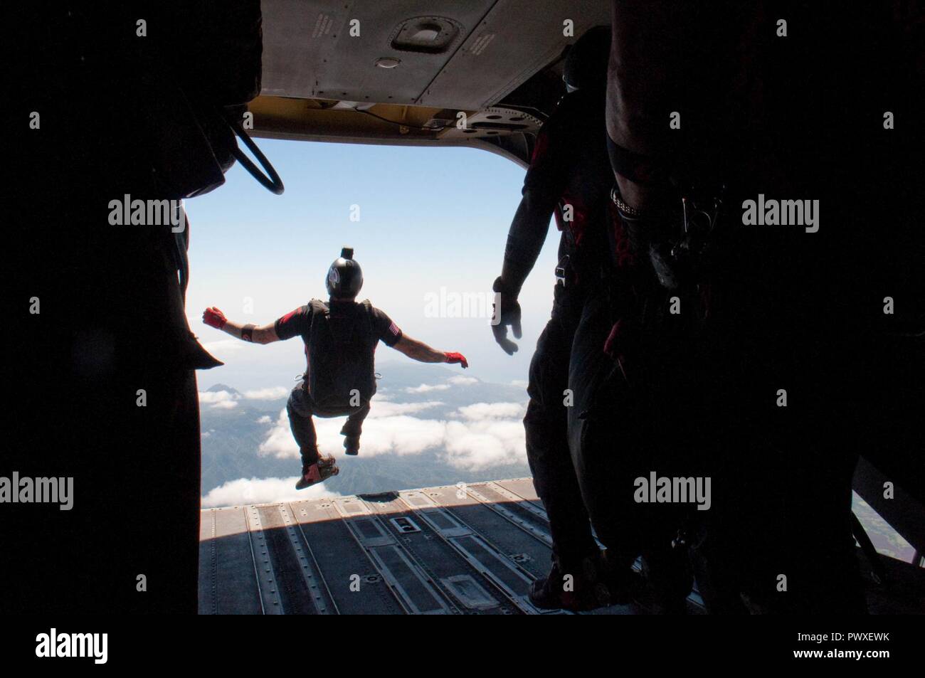 SCHOFIELD BARRACKS - Sgt. 1. Klasse Andrew Mehall, einem freien Fall Fallschirmspringer für die US Army Special Operations Command Parachute Demonstration Team, springt aus einer CH-47 Chinook während der 4. Juli Spektakuläre, 4. Juli 2017. Die Mannschaft, die auch als Schwarze Dolche bekannt, sprang von der Flugzeuge, die von dritten Bataillon, 25 Aviation Regiment, 25 Combat Aviation Brigade, 25 Infanterie Division, und in das Feld mit dem Fallschirm. Stockfoto