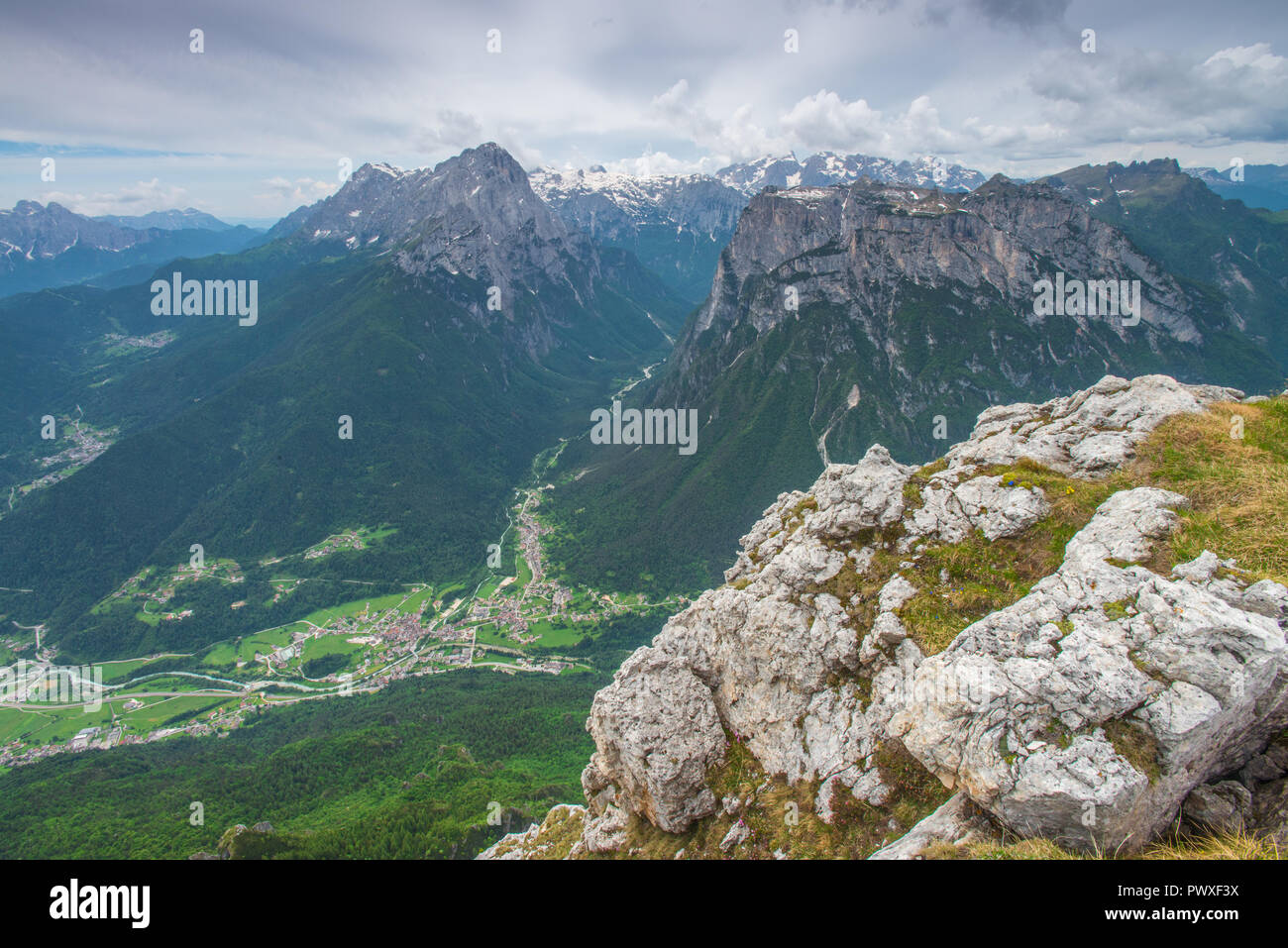 Luftaufnahme, Gipfel blicken von Agordo Stadt, den italienischen Dolomiten. Mountain Village in der Forstwirtschaft Tal, das von mächtigen Gipfeln umgeben. Stockfoto