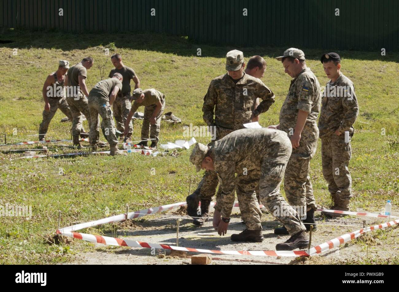 Studenten an der Ukrainischen Beobachter Controller Trainer Akademie bauen Geländemodelle am Yavoriv Combat Training Center auf dem internationalen Friedens und der Sicherheit in der Nähe von Yavoriv, Ukraine am 5. Juli. Entscheidend für den langfristigen Erfolg der Yavoriv CTC ist die Einrichtung eines all-ukrainischen und Selbsttragenden OKT Kader. In den letzten sechs Monaten, Mitglieder der 45th Infantry Brigade Combat Team, zur Unterstützung der Gemeinsamen multinationalen Ausbildung Group-Ukraine eingesetzt, haben die ukrainischen Militärs auf Entwicklung, Verwaltung betreut, und ein gut erhalten - ausgebildet und dauerhafte Mitarbeiter der Ukr Stockfoto