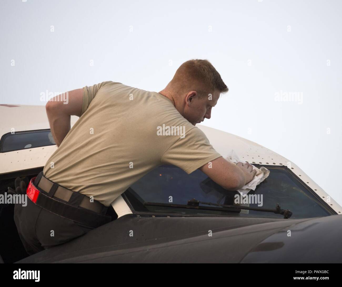 Us Air Force Airman 1st Class Jacob Schwartz, ein Mannschaft Leiter mit der 763Rd Expeditionary Aircraft Maintenance Unit, putzt die Fenster auf RC-135 V/W Nietverbindung im Al Udeid Air Base, Katar, 4. Juli 2017. Schwartz ist zuständig für die Führung der RC-135 V/W Niet gemeinsamen operationellen also nahezu in Echtzeit an - Szene Intelligenz Sammlung und Analyse der gesamten US Air Forces Central Command Verantwortungsbereich zur Verfügung stellen können. Stockfoto