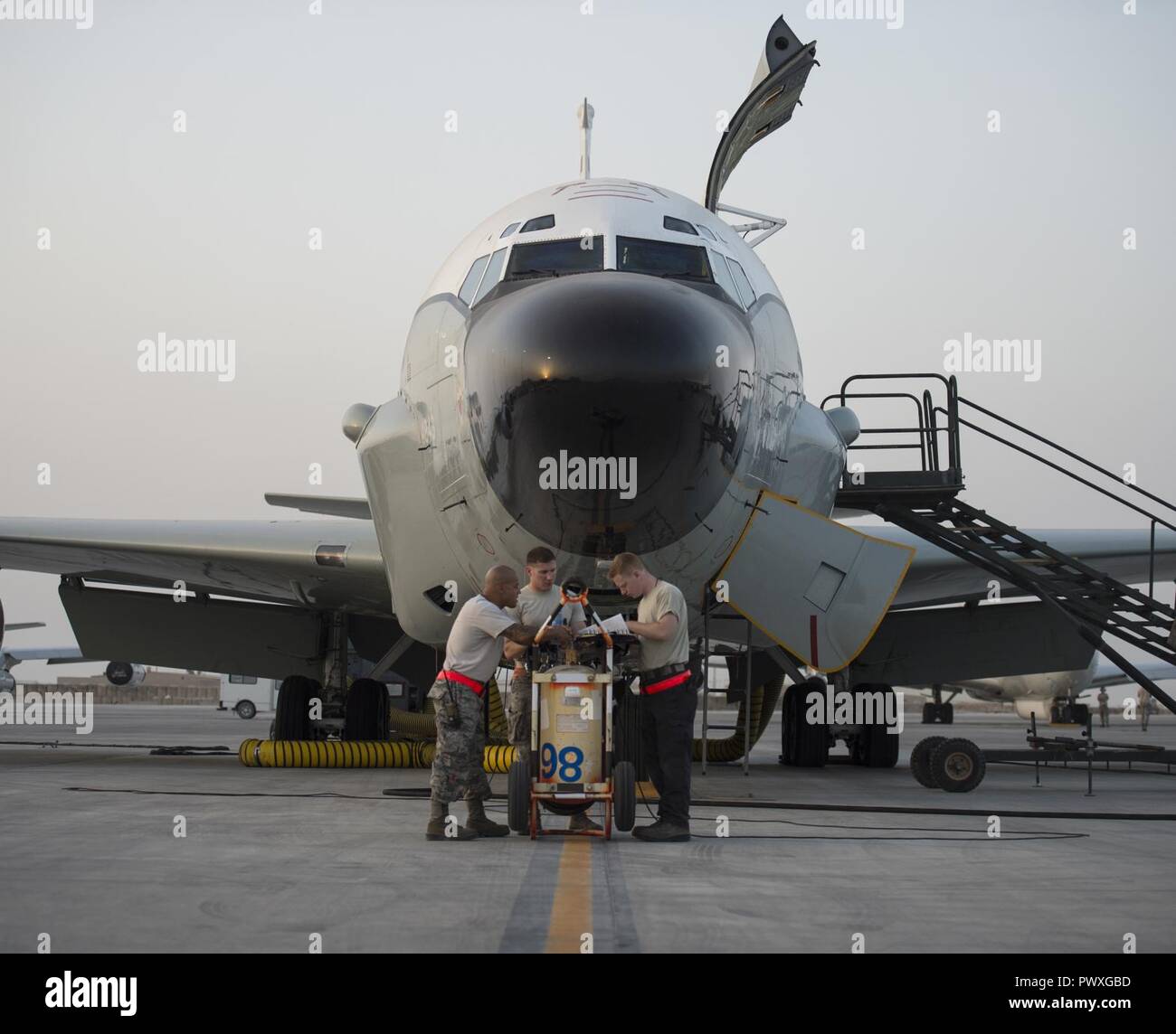 Us-Luftwaffe Flieger mit der 763Rd Expeditionary Aircraft Maintenance Unit, eine RC-135 V/W Nietverbindung Papier Arbeit im Al Udeid Air Base, Katar, 4. Juli 2017. Die Flieger sind zuständig für die Führung der RC-135 V/W Niet gemeinsamen operationellen also nahezu in Echtzeit an - Szene Intelligenz Sammlung und Analyse der gesamten US Air Forces Central Command Verantwortungsbereich zur Verfügung stellen können. Stockfoto