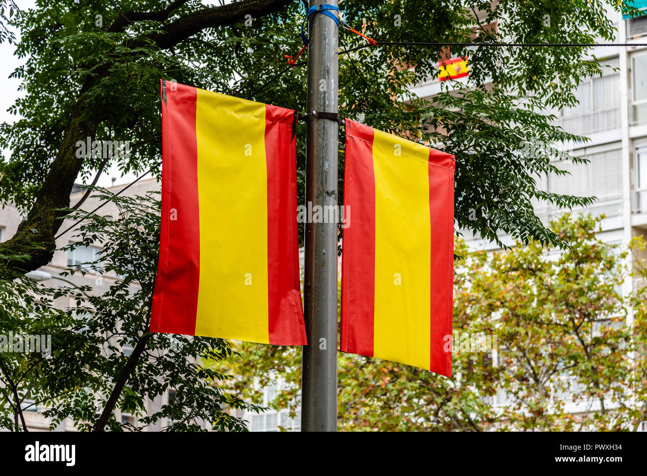 Spanische Flaggen dekorieren Straße während des Spanischen Nationalen Armee Parade. Stockfoto