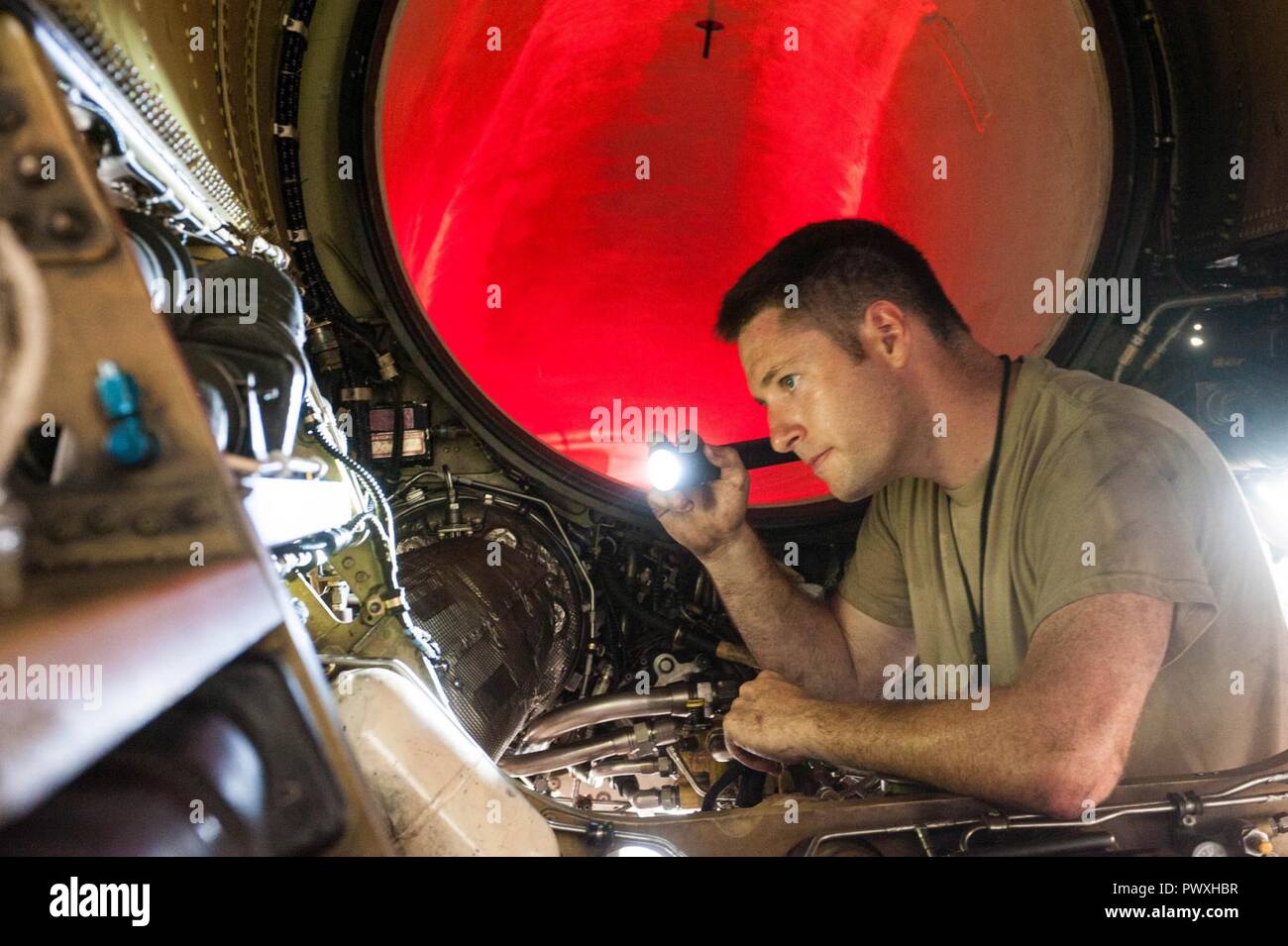 Us Air Force Staff Sgt. Matthäus Keating, Phase dock Techniker 140 Flügel, Colorado Air National Guard zugeordnet, kontrolliert eine F-16 Falcon Motor auf Schäden oder Korrosion während einer Phase Inspektion bei Kadena Air Base, Okinawa, Japan, Juli 6, 2017. Keating ist die Unterstützung der Theater Security Package (TSP), eine Routine Ausbildung verantwortlich für die Förderung der Stabilität und der Sicherheit in der pazifischen Region aufrechterhalten. Stockfoto