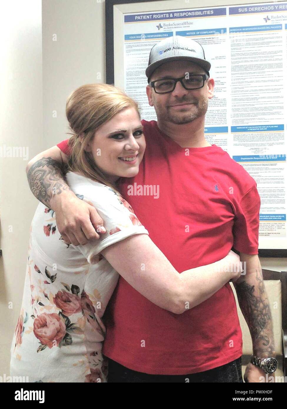 FORT WORTH, Texas - (Juni 27, 2017) Nina Hart von Erde, Texas, mit ihrem Cousin, Dustin Lewis von Hereford, Texas, während vor der Nierentransplantation Chirurgie an der Baylor Scott & Weiß - alle Heiligen Medical Center. Frau von mineman 1. Klasse Jesse Hart zugeordnet Navy Recruiting Station San Angelo, Marine-Einziehende Bezirk San Antonio, Nina entdeckt, dass ihre Cousine in Nierenversagen war, fragte sie, ohne zu zögern, "haben Sie meine Niere?" Stockfoto