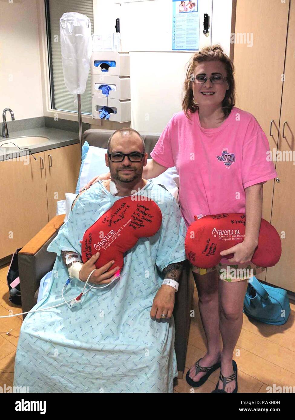 FORT WORTH, Texas - (29. Juni 2017) Nina Hart von Erde, Texas, und ihr Cousin, Dustin Lewis von Hereford, Texas, zeigen ihre Nierenförmigen, post-Betrieb Kissen, jeweils signiert von Ihren medizinischen Teams bei Baylor Scott & Weiß - alle Heiligen Medical Center nach Nierentransplantation Chirurgie. Frau von mineman 1. Klasse Jesse Hart zugeordnet Navy Recruiting Station San Angelo, Marine-Einziehende Bezirk San Antonio, Nina entdeckt, dass ihre Cousine in Nierenversagen war, fragte sie, ohne zu zögern, "haben Sie meine Niere?" Stockfoto